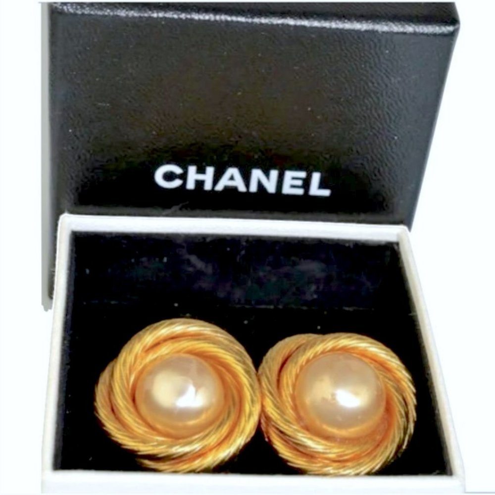 Auth P 93 CHANEL Pearl Swirly Gold Plated Camellia Flower Clipped Earrings +Box
